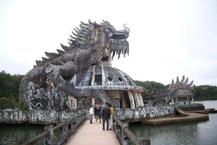 Du khách tiếc nuối khi thủy cung hình rồng tại công viên ma mị nổi tiếng thế giới ở Huế sắp bị đập bỏ-3