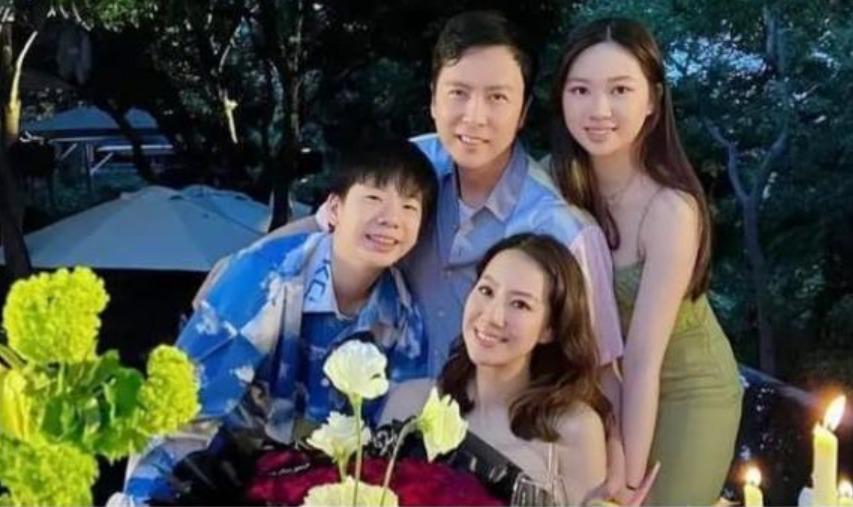 Chân Tử Đan gây bão khi tổ chức sinh nhật cho vợ trên chuyên cơ riêng, nhan sắc hai con cũng gây chú ý-3