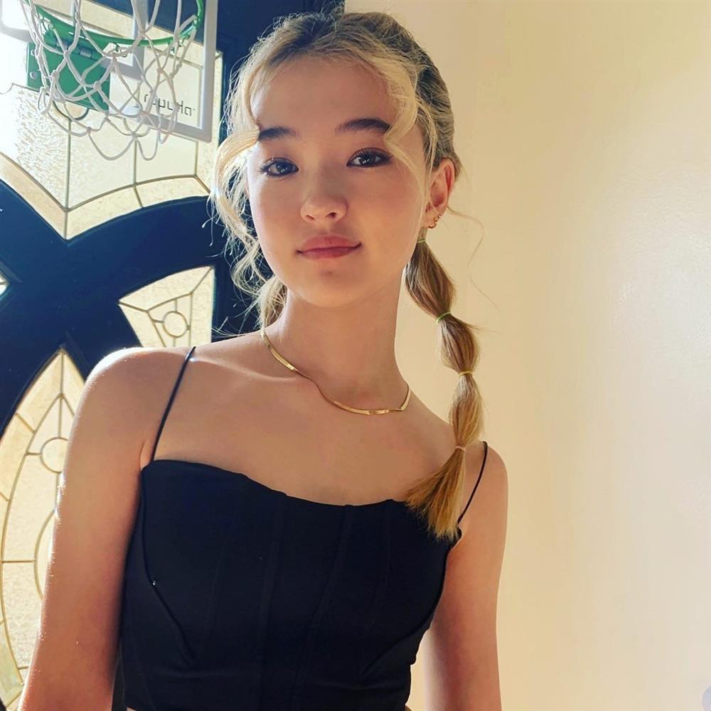 Em bé lai đẹp nhất thế giới ăn vận nổi bật ở tuổi dậy thì-3