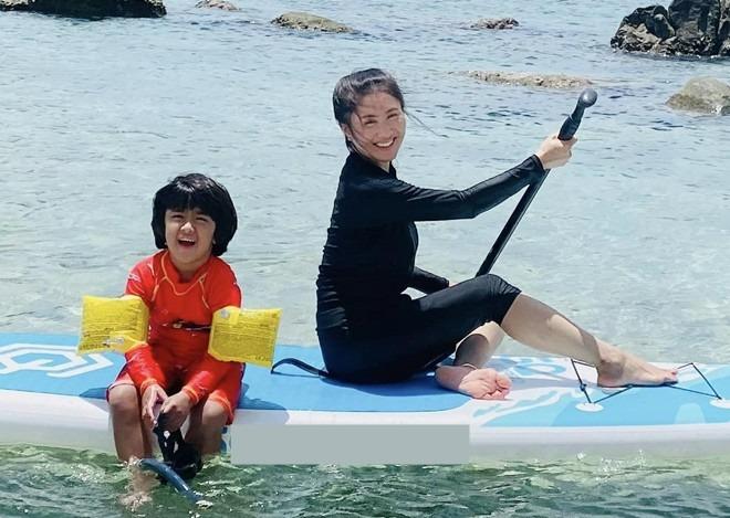 Quý tử nhà Nguyệt Ánh càng lớn càng ra dáng trai Ấn Độ chính hiệu, đôi mắt đẹp hơn của bố?-8