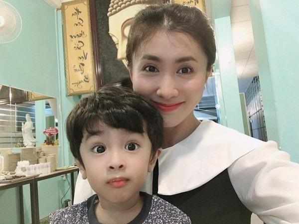 Quý tử nhà Nguyệt Ánh càng lớn càng ra dáng trai Ấn Độ chính hiệu, đôi mắt đẹp hơn của bố?-10