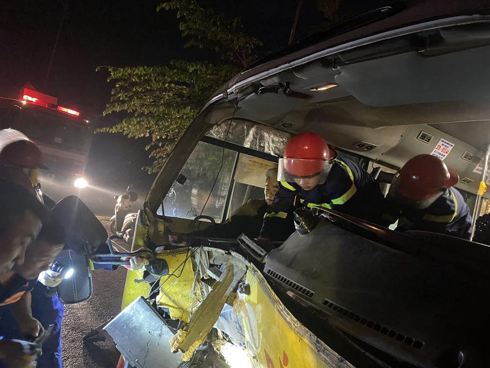Cảnh sát cắt thùng xe buýt giải cứu nạn nhân bị mắc kẹt sau tai nạn-2