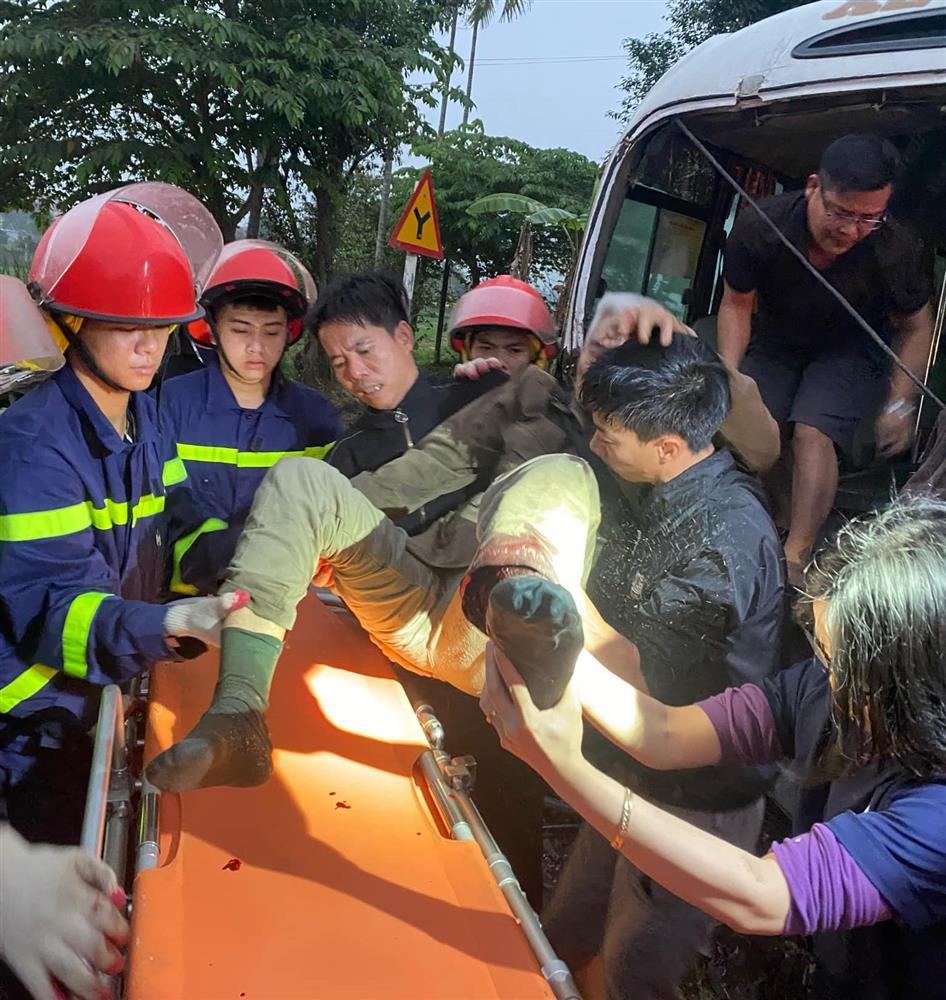 Cảnh sát cắt thùng xe buýt giải cứu nạn nhân bị mắc kẹt sau tai nạn-3