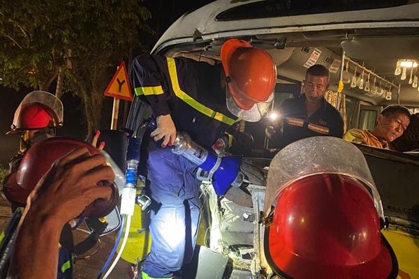 Xe khách lật đêm 29 Tết, hàng chục người tìm cách thoát thân-2