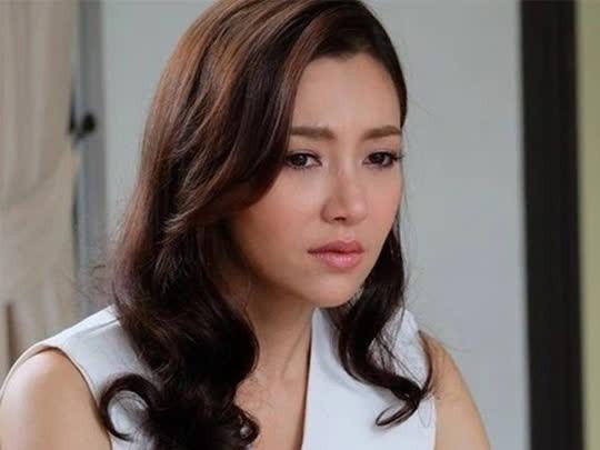 Kỳ lạ mẹ chồng đêm nào cũng đi ra ngoài, tôi tò mò đi theo thì tá hỏa khi nhìn thấy căn phòng bà bước vào-1