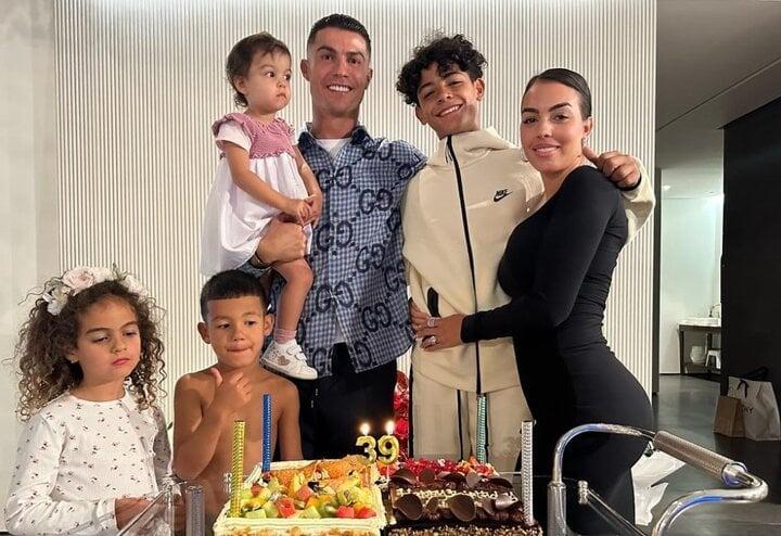 Chiều cao ấn tượng của con trai Ronaldo 13 tuổi khiến dân mạng ngỡ ngàng-1