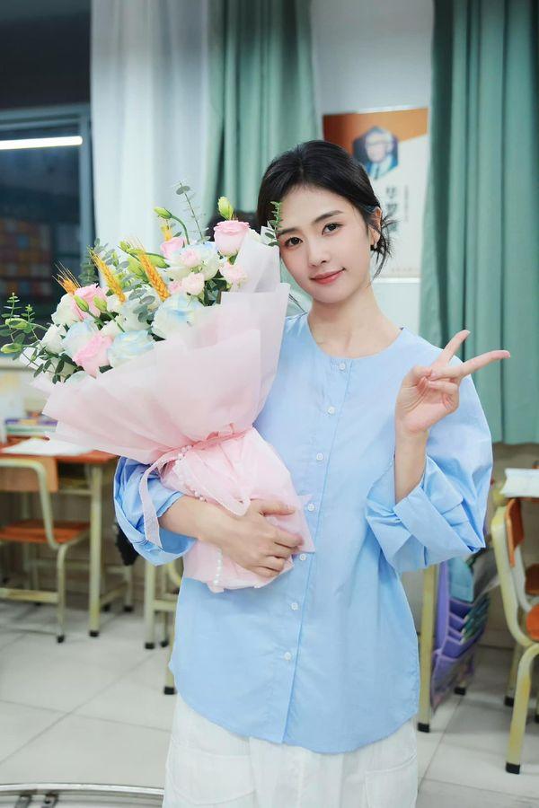 Bạch Lộc đóng 3 dự án năm 2024 dù diễn xuất gây tranh cãi, liệu có đi sai hướng khi tham công tiếc việc?-1