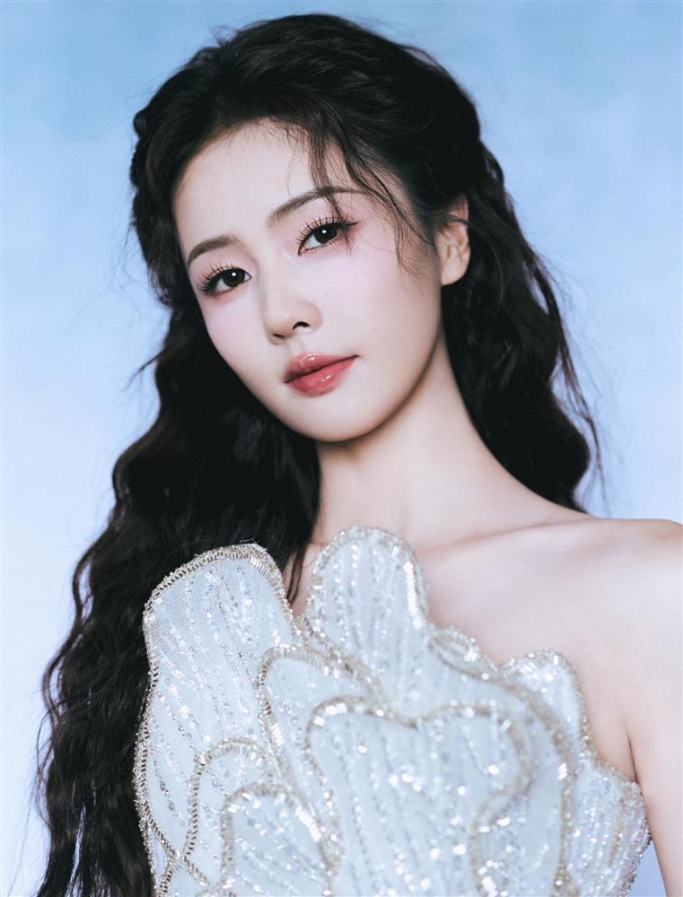 Bạch Lộc đóng 3 dự án năm 2024 dù diễn xuất gây tranh cãi, liệu có đi sai hướng khi tham công tiếc việc?-2