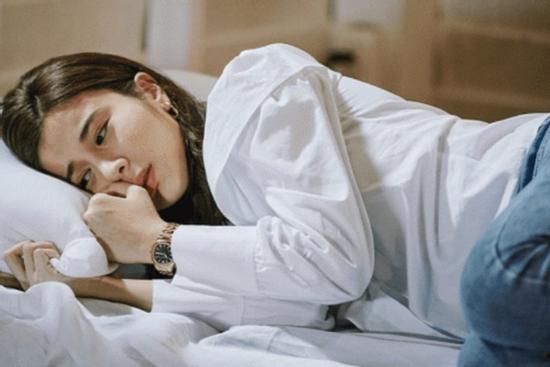 Giận chồng ngủ ở khách sạn, sáng hôm sau tôi suýt ngất khi thấy thân hình nóng bỏng của sếp nằm cạnh bên