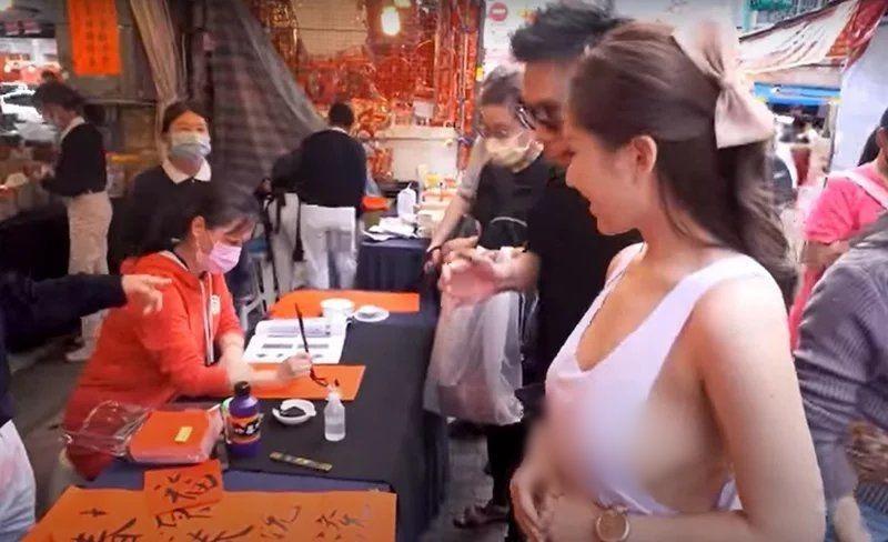 Các cô gái sắm Tết, gây chú ý tại khu chợ vì trang phục khoét nách táo bạo-1