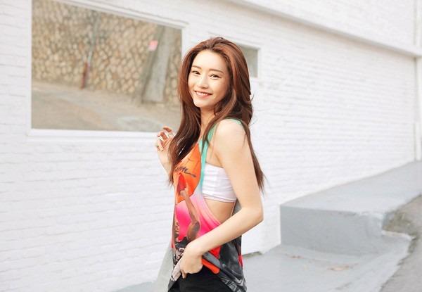 Các cô gái sắm Tết, gây chú ý tại khu chợ vì trang phục khoét nách táo bạo-3