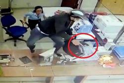 Người đàn ông bịt kín mặt, mang súng đi cướp ngân hàng ở Lâm Đồng