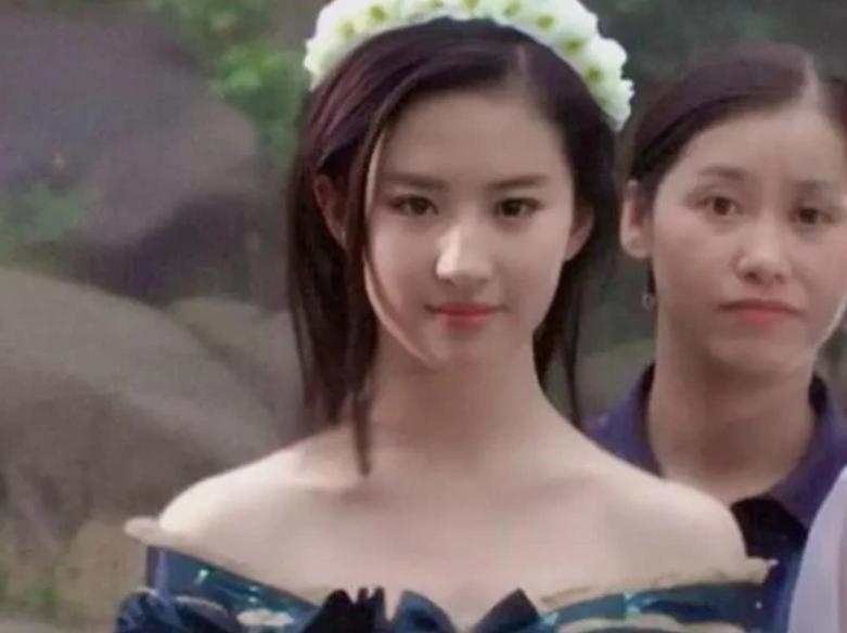 Ảnh cũ cấp 2 của Lưu Diệc Phi được đào lại, nhan sắc ra sao mà được nhận xét xinh hơn cả hiện tại?-2