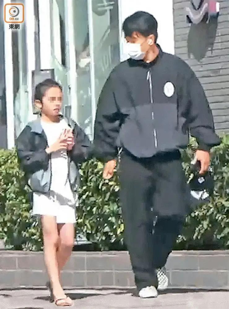 Con gái Dương Mịch và Lưu Khải Uy hiếm hoi lộ diện, ngoại hình tuổi lên 9 gây sốt khi thừa hưởng nét đặc biệt từ mẹ-1