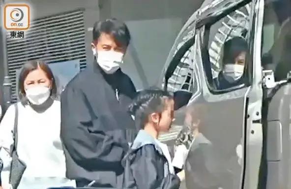 Con gái Dương Mịch và Lưu Khải Uy hiếm hoi lộ diện, ngoại hình tuổi lên 9 gây sốt khi thừa hưởng nét đặc biệt từ mẹ-2