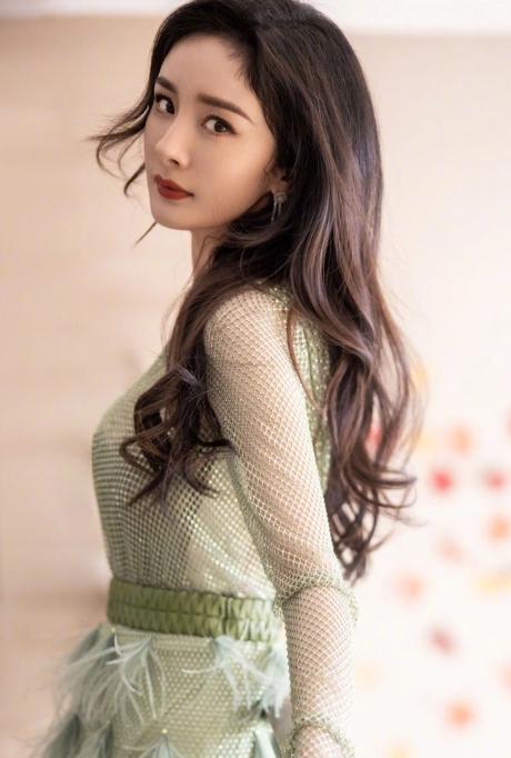 Con gái Dương Mịch và Lưu Khải Uy hiếm hoi lộ diện, ngoại hình tuổi lên 9 gây sốt khi thừa hưởng nét đặc biệt từ mẹ-5