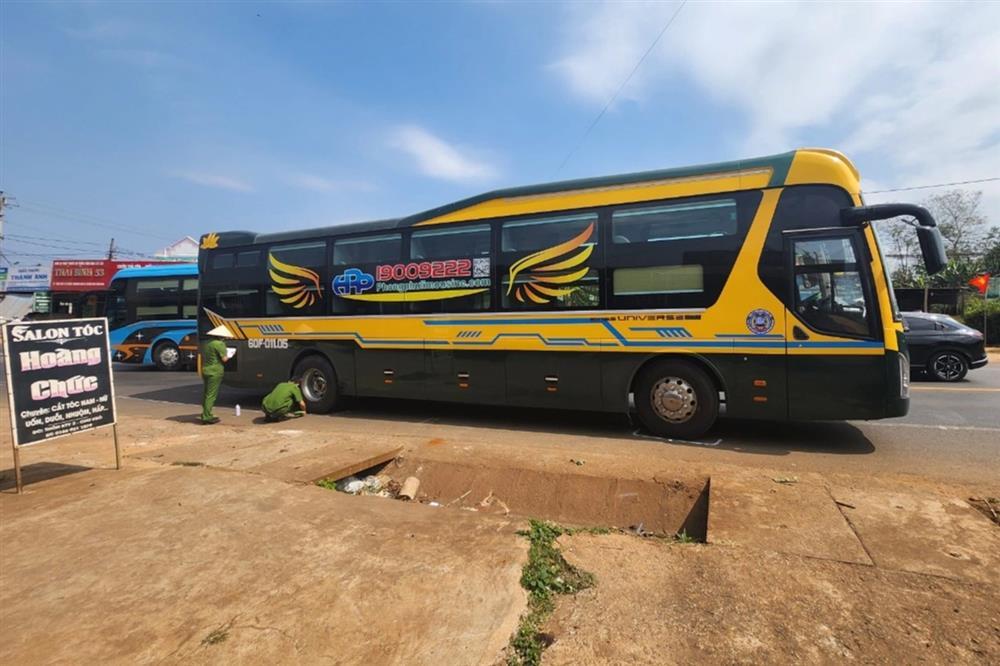 Tạm giữ tài xế xe khách lấn làn, khiến bé gái 3 tuổi tử vong-1