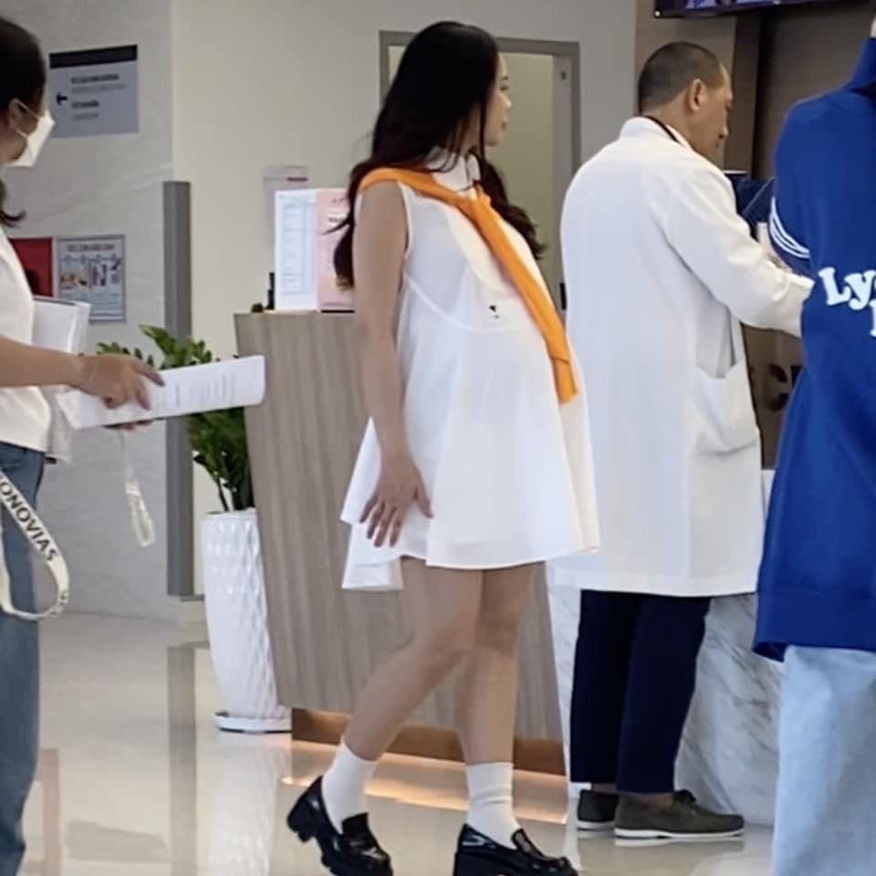 Sam lủi thủi 1 mình đến bệnh viện ở những tháng cuối thai kì, dân mạng tiếp tục thắc mắc về ông xã bí ẩn!-1