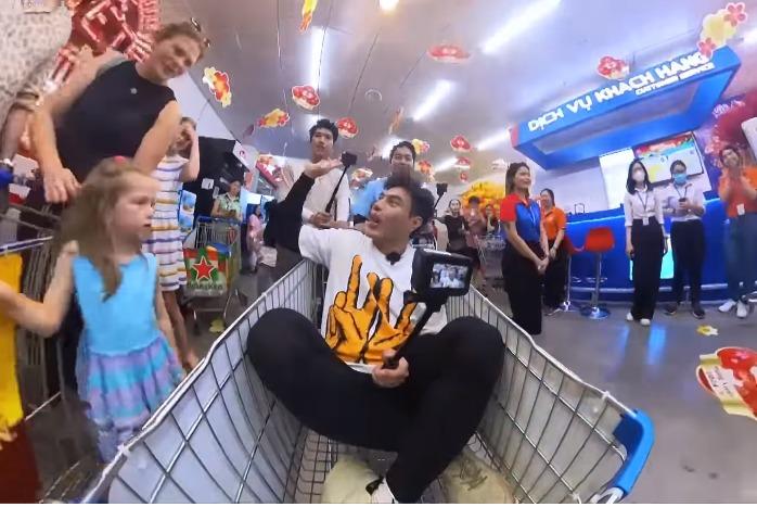 Lê Dương Bảo Lâm gây tranh cãi vì ngồi trong xe đẩy siêu thị-1