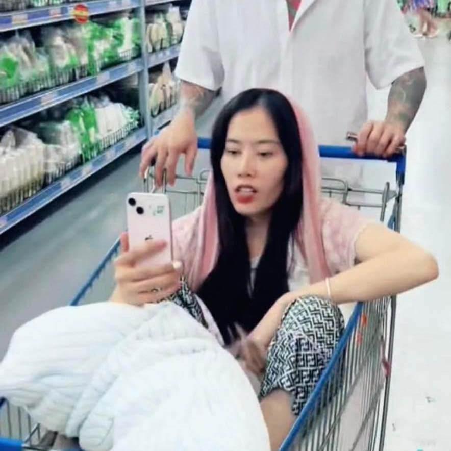 Lê Dương Bảo Lâm gây tranh cãi vì ngồi trong xe đẩy siêu thị-3