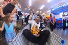 Lê Dương Bảo Lâm gây tranh cãi vì ngồi trong xe đẩy siêu thị