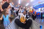 Lê Dương Bảo Lâm gây tranh cãi vì ngồi trong xe đẩy siêu thị