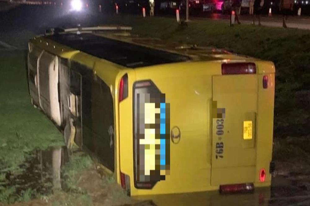 Xe khách lật đêm 29 Tết, hàng chục người tìm cách thoát thân-1