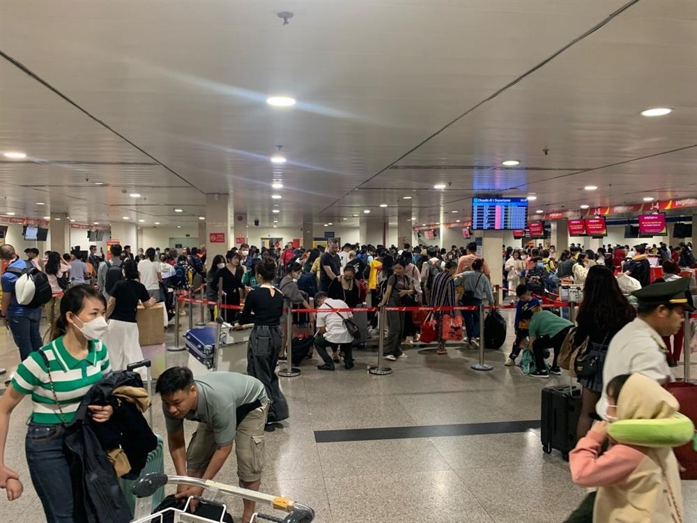 Sân bay Tân Sơn Nhất rất lạ ngày 30 Tết-2