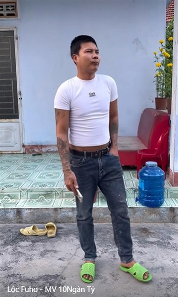Lộc Fuho tung MV 10 nghìn tỷ, chiếc áo đặc biệt bị cư dân mạng nhắc nhở-2