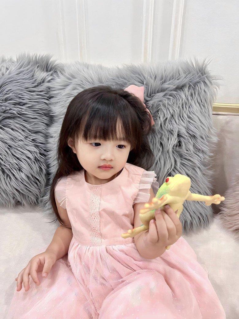 Tiểu công chúa nhà Đông Nhi - Ông Cao Thắng hóa cô ba Sài Gòn cực yêu, ngoại hình ngày càng xinh xắn đáng yêu-6