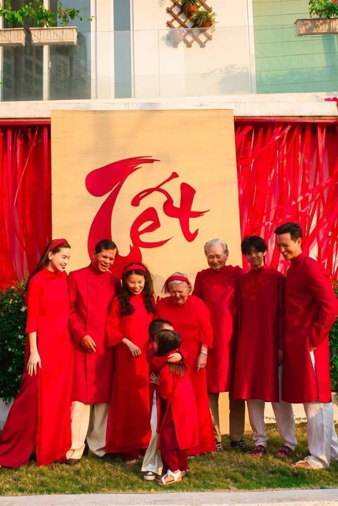 Vợ chồng Hà Hồ hôn nhau tình tứ, vui đón Tết cùng đại gia đình-1