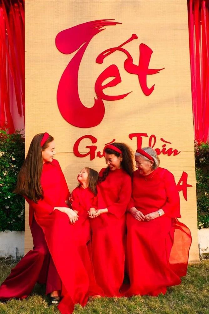 Vợ chồng Hà Hồ hôn nhau tình tứ, vui đón Tết cùng đại gia đình-2