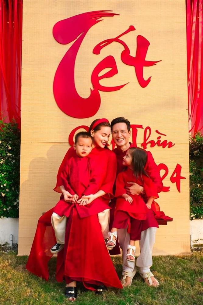 Vợ chồng Hà Hồ hôn nhau tình tứ, vui đón Tết cùng đại gia đình-3