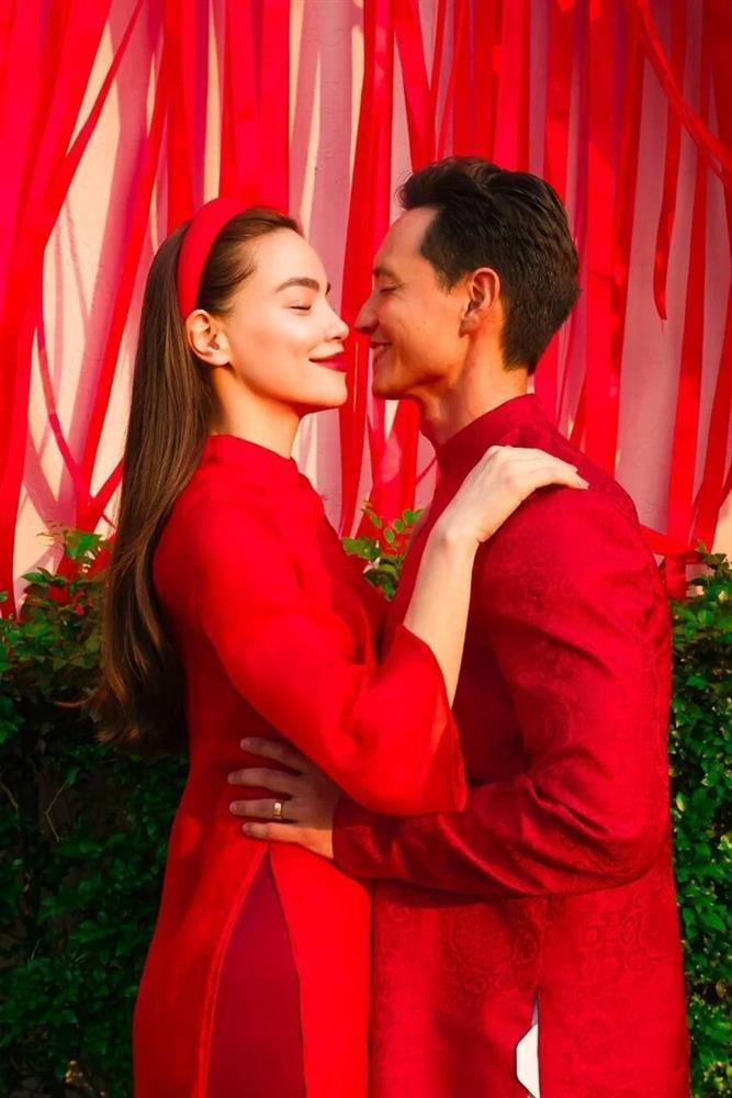 Vợ chồng Hà Hồ hôn nhau tình tứ, vui đón Tết cùng đại gia đình-4
