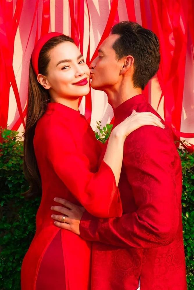 Vợ chồng Hà Hồ hôn nhau tình tứ, vui đón Tết cùng đại gia đình-5