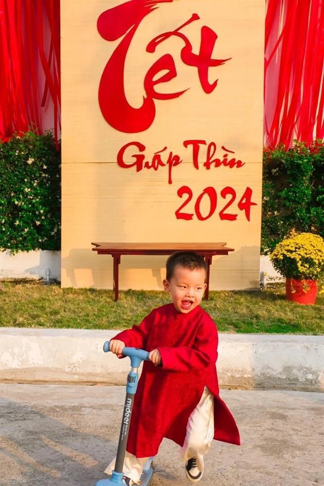 Vợ chồng Hà Hồ hôn nhau tình tứ, vui đón Tết cùng đại gia đình-6