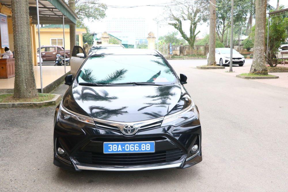 Xử phạt tài xế xe biển xanh bật đèn ưu tiên, đón người nhà lãnh đạo ở sân bay-2