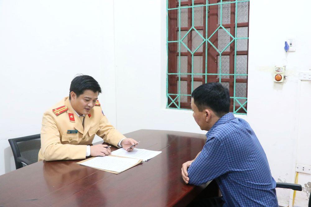 Xử phạt tài xế xe biển xanh bật đèn ưu tiên, đón người nhà lãnh đạo ở sân bay-1