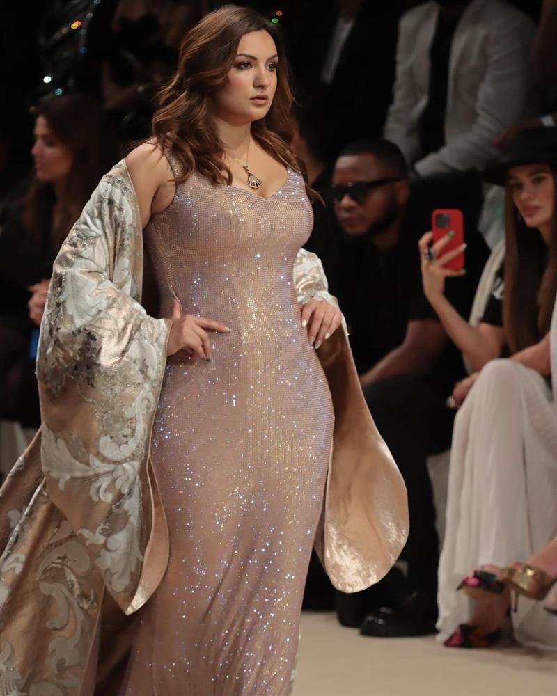 Người đẹp ngoại cỡ của Hoa hậu Hoàn vũ làm vedette-1