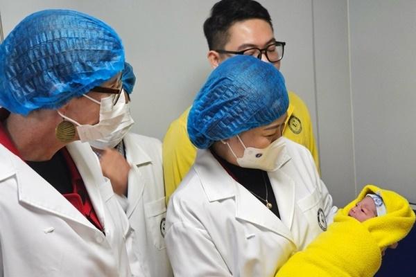 Không khí sáng mùng một: Hà Nội vắng vẻ, sâu lắng trong sắc hoa đào-13