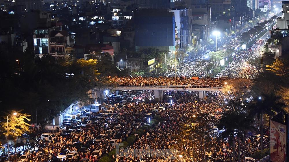 Biển người đổ về Hồ Tây xem màn trình diễn ánh sáng nghệ thuật 2.024 drones - Kỷ lục Đông Nam Á-1