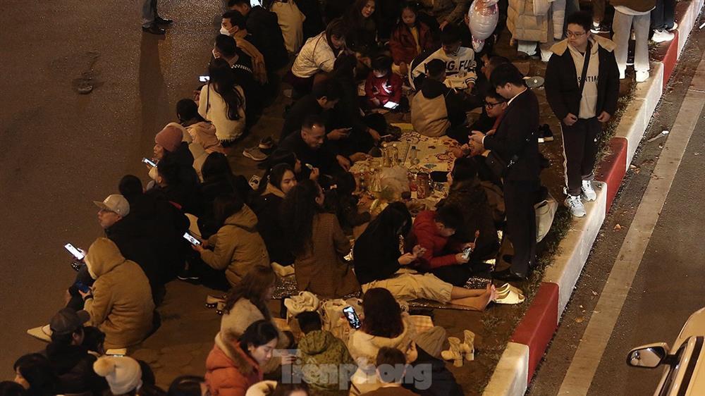 Biển người đổ về Hồ Tây xem màn trình diễn ánh sáng nghệ thuật 2.024 drones - Kỷ lục Đông Nam Á-4