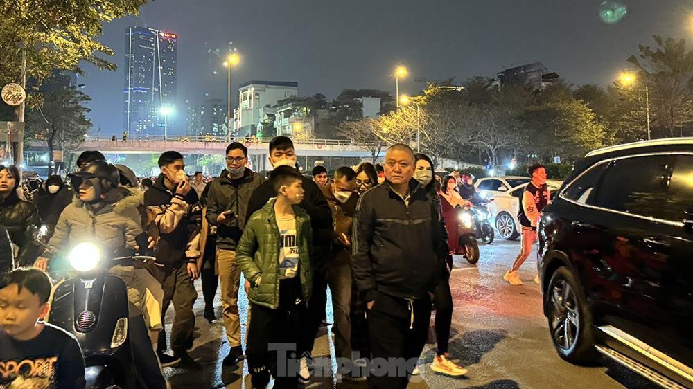 Biển người đổ về Hồ Tây xem màn trình diễn ánh sáng nghệ thuật 2.024 drones - Kỷ lục Đông Nam Á-5