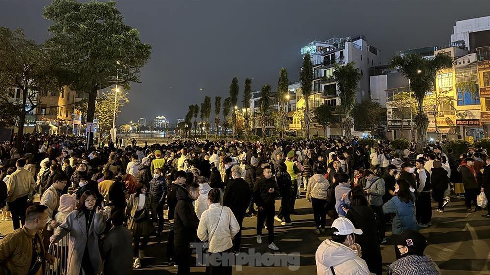 Biển người đổ về Hồ Tây xem màn trình diễn ánh sáng nghệ thuật 2.024 drones - Kỷ lục Đông Nam Á-8