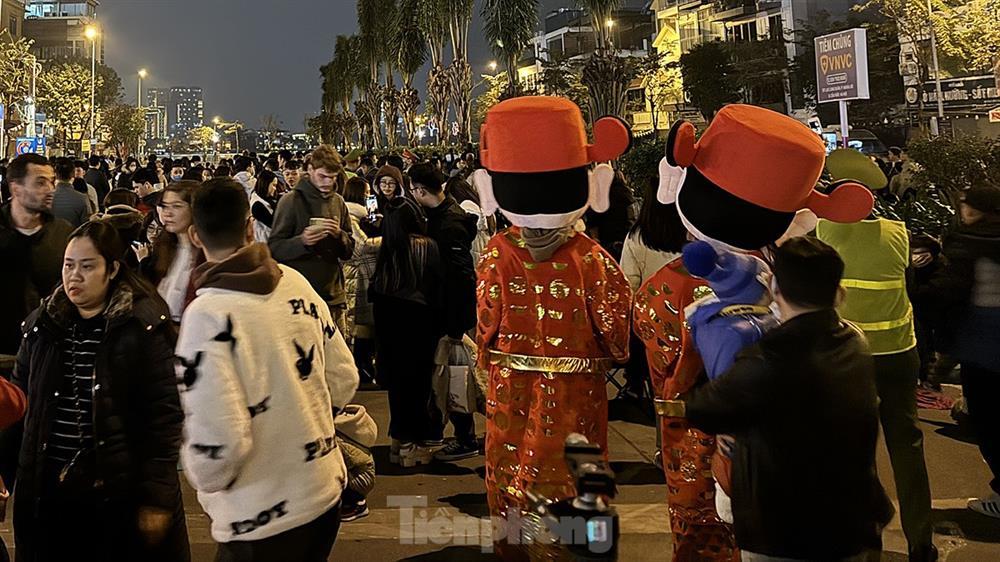 Biển người đổ về Hồ Tây xem màn trình diễn ánh sáng nghệ thuật 2.024 drones - Kỷ lục Đông Nam Á-6