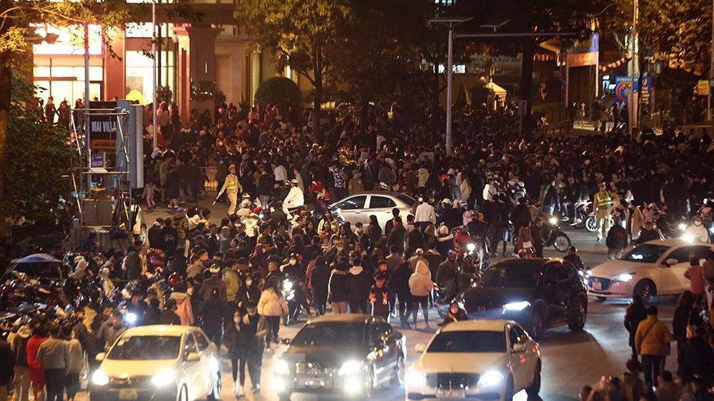 Biển người đổ về Hồ Tây xem màn trình diễn ánh sáng nghệ thuật 2.024 drones - Kỷ lục Đông Nam Á-7