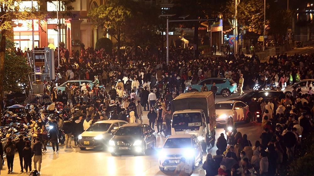 Biển người đổ về Hồ Tây xem màn trình diễn ánh sáng nghệ thuật 2.024 drones - Kỷ lục Đông Nam Á-9