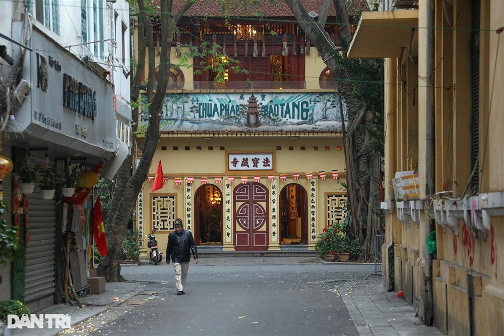 Không khí sáng mùng một: Hà Nội vắng vẻ, sâu lắng trong sắc hoa đào-2