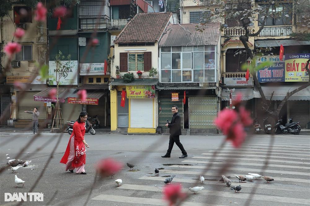 Không khí sáng mùng một: Hà Nội vắng vẻ, sâu lắng trong sắc hoa đào-3