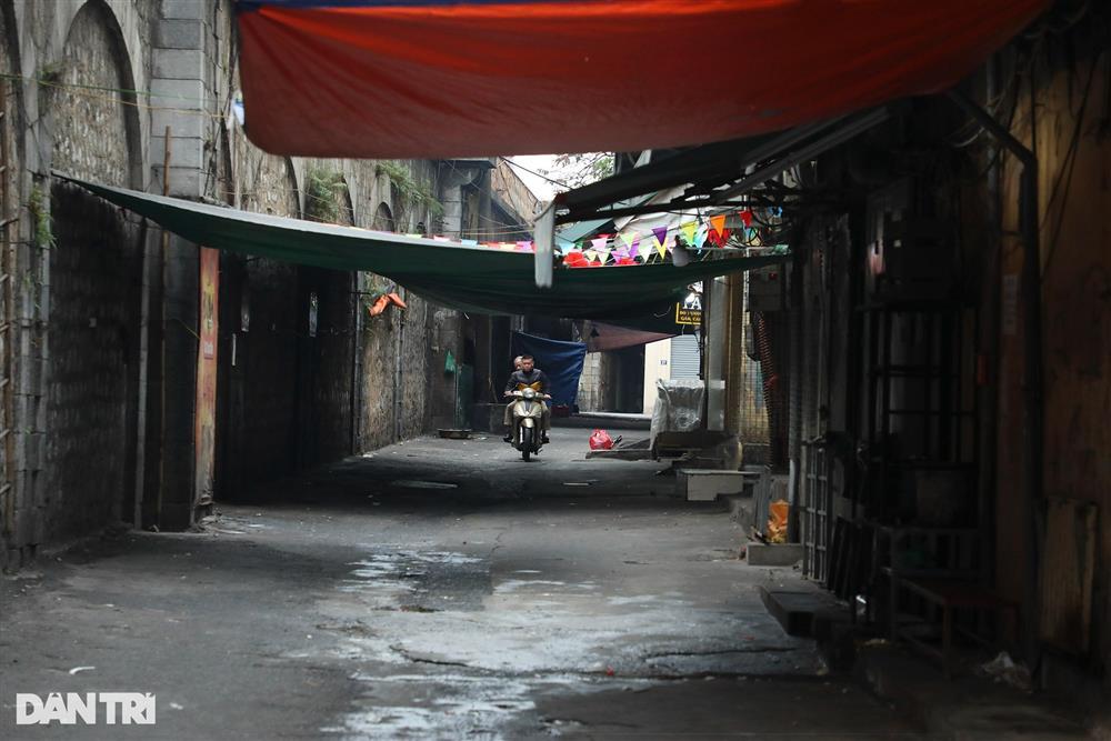 Không khí sáng mùng một: Hà Nội vắng vẻ, sâu lắng trong sắc hoa đào-4